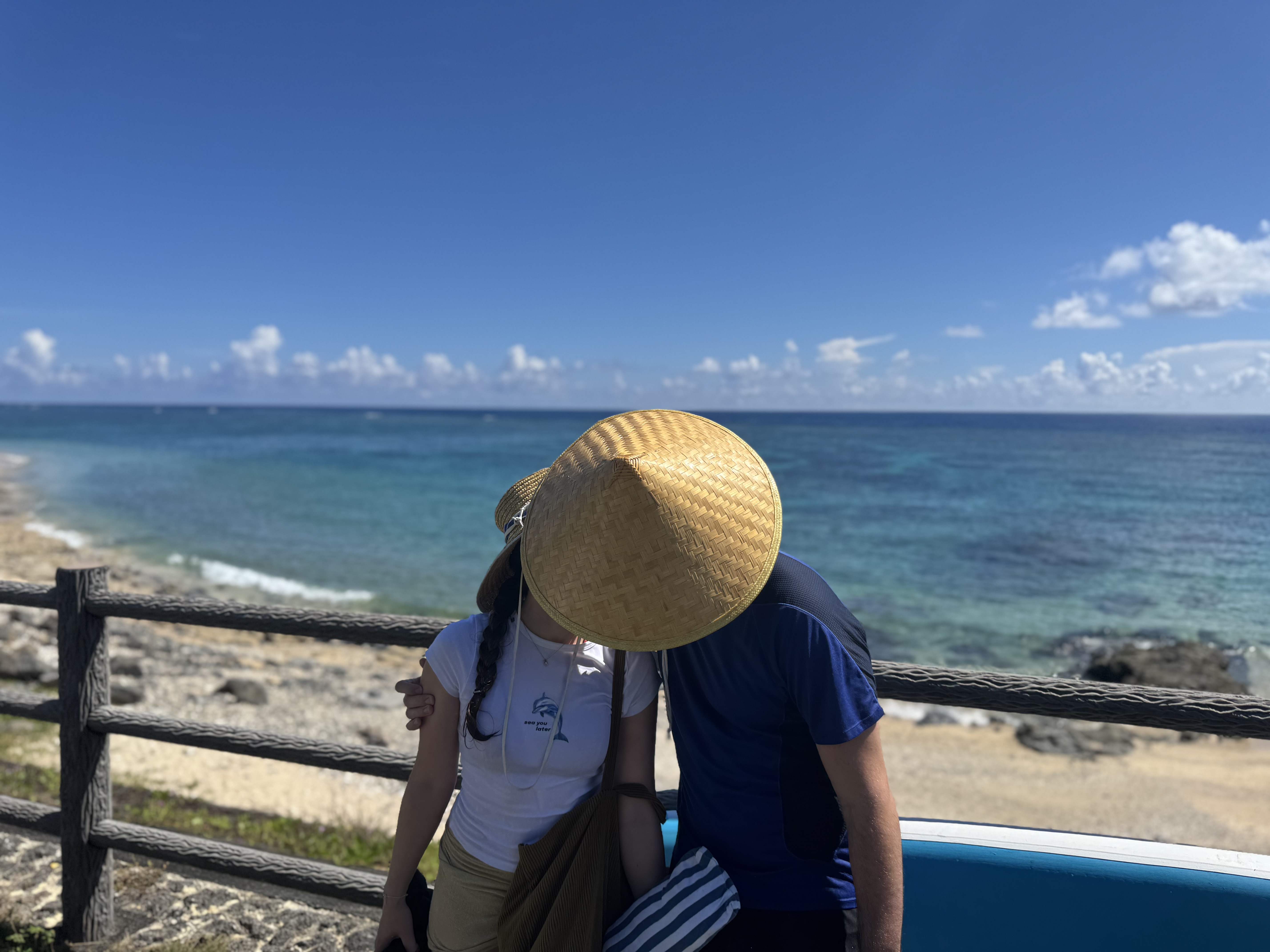 Mathilde et Pierre au bord de la mer